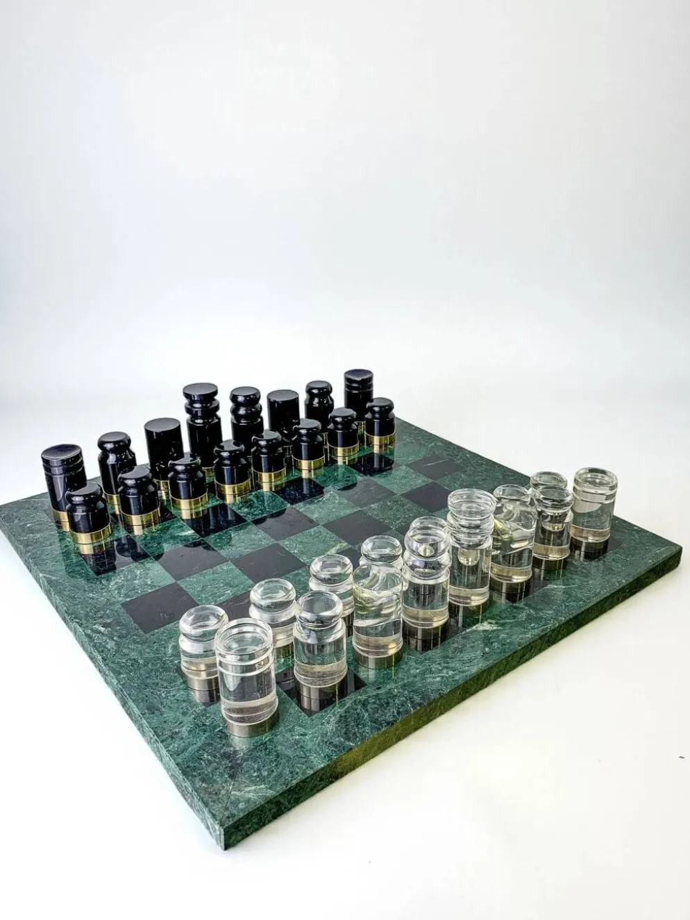 Ensemble d'échecs en acrylique et laiton doré avec plateau en marbre, Italie, années 1970.