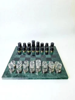 Ensemble d'échecs en acrylique et laiton doré avec plateau en marbre, Italie, années 1970.