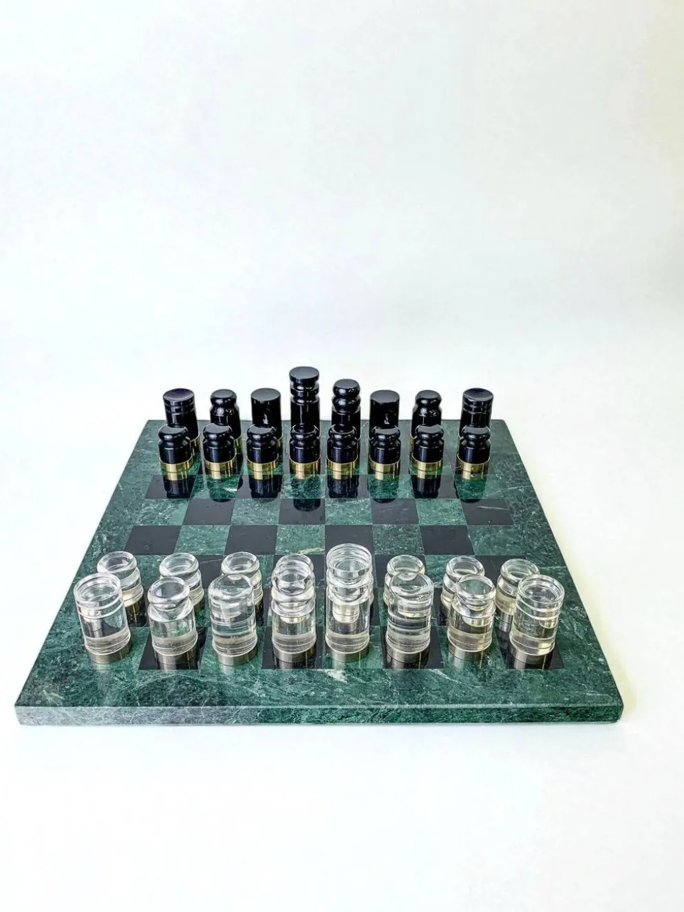 Ensemble d'échecs en acrylique et laiton doré avec plateau en marbre, Italie, années 1970.