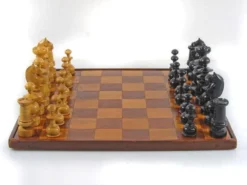Ensemble d'échecs en bois ancien et plateau