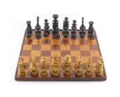 Ensemble d'échecs en bois ancien et plateau