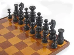 Ensemble d'échecs en bois ancien et plateau