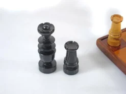 Ensemble d'échecs en bois ancien et plateau