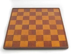 Ensemble d'échecs en bois ancien et plateau