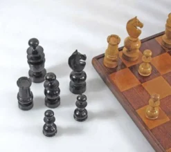 Ensemble d'échecs en bois ancien et plateau