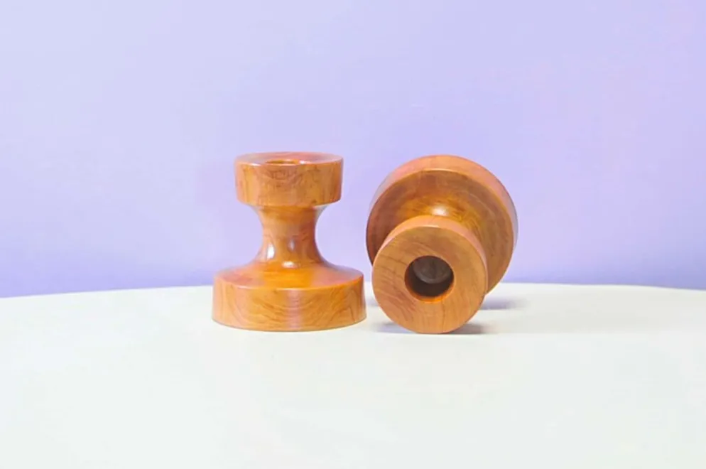 Ensemble de 2 bougeoirs en bois de noyer
