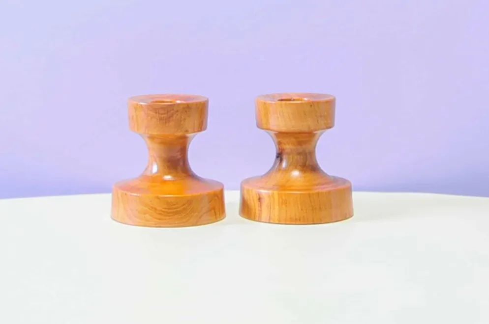 Ensemble de 2 bougeoirs en bois de noyer