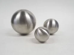 Ensemble de 3 boules décoratives en aluminium, années 1970