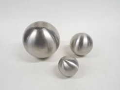 Ensemble de 3 boules décoratives en aluminium, années 1970