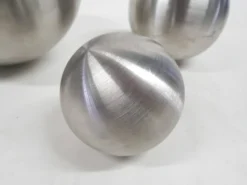 Ensemble de 3 boules décoratives en aluminium, années 1970