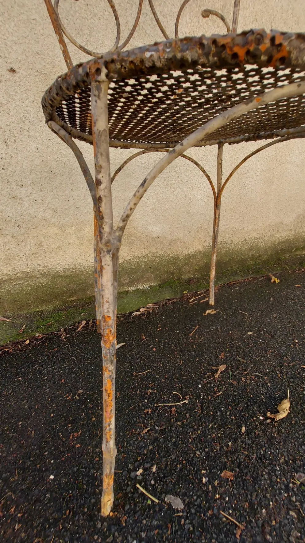 Ensemble de 3 chaises de jardin en fer forgé, assise en rigitulle 1940/50