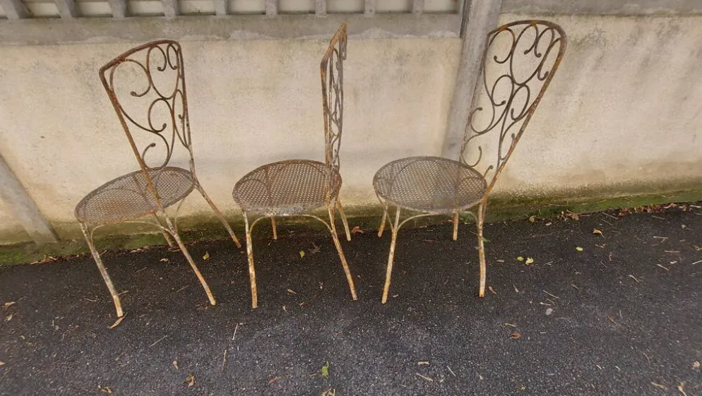 Ensemble de 3 chaises de jardin en fer forgé, assise en rigitulle 1940/50