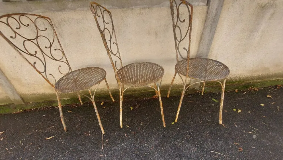 Ensemble de 3 chaises de jardin en fer forgé, assise en rigitulle 1940/50