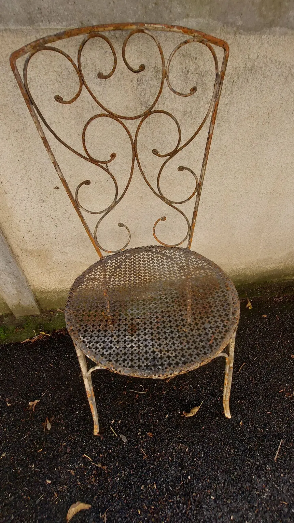 Ensemble de 3 chaises de jardin en fer forgé, assise en rigitulle 1940/50