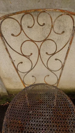 Ensemble de 3 chaises de jardin en fer forgé, assise en rigitulle 1940/50
