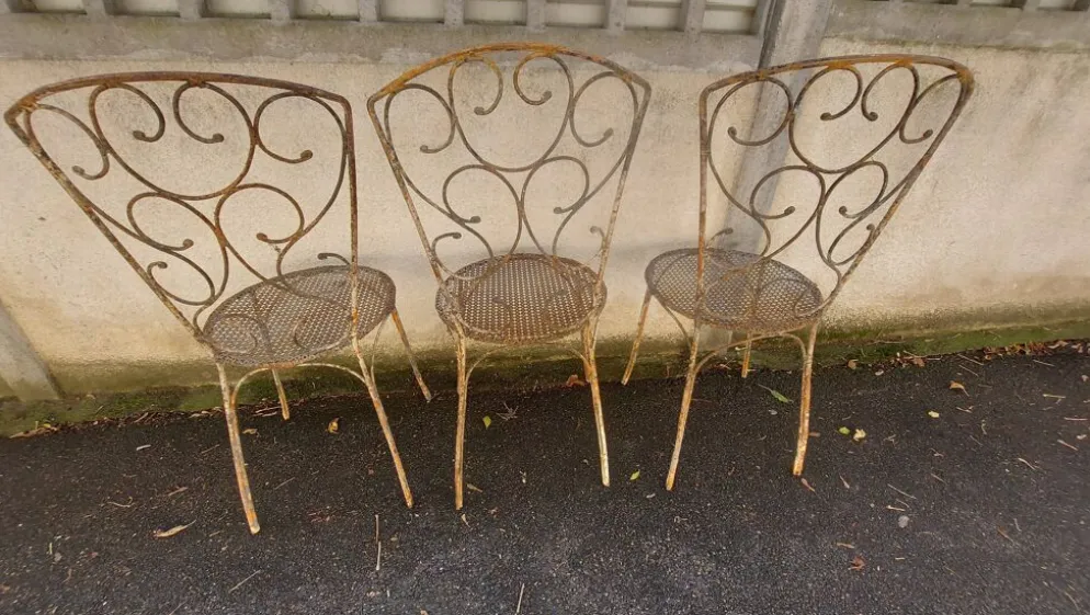 Ensemble de 3 chaises de jardin en fer forgé, assise en rigitulle 1940/50