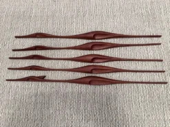 Ensemble de cinq oiseaux en teck pour décoration murale, Danemark, années 1960.