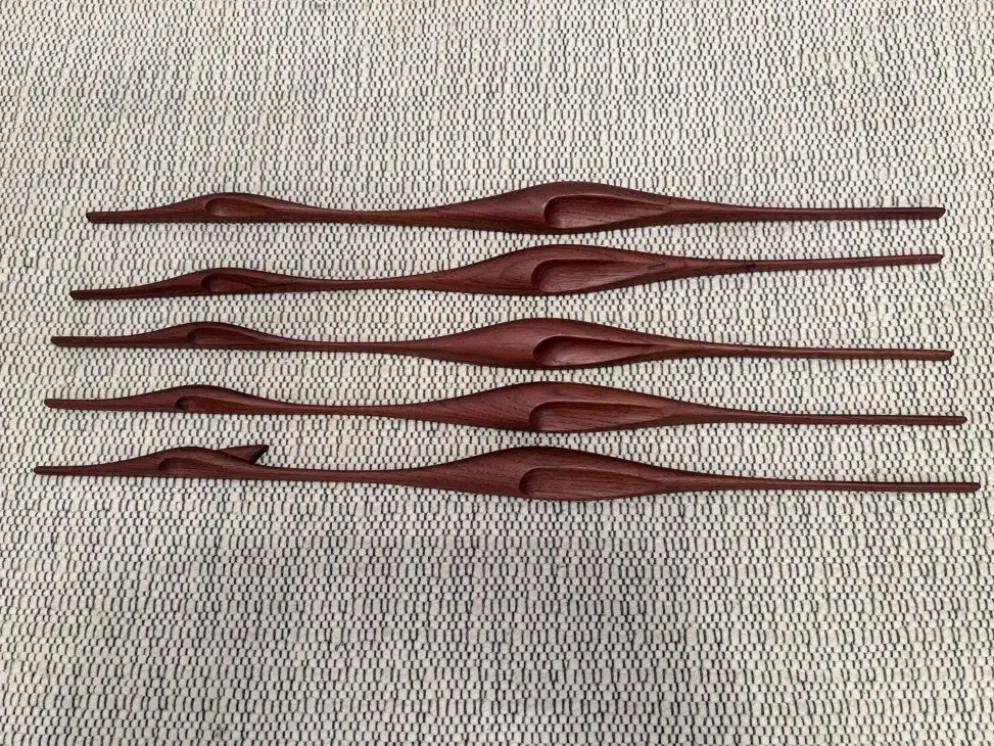 Ensemble de cinq oiseaux en teck pour décoration murale, Danemark, années 1960.