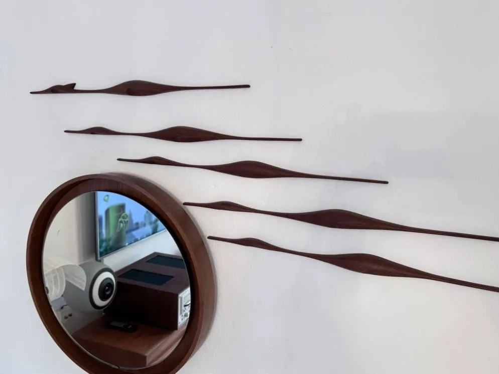 Ensemble de cinq oiseaux en teck pour décoration murale, Danemark, années 1960.