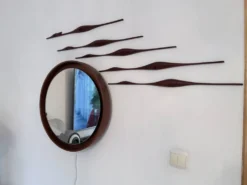 Ensemble de cinq oiseaux en teck pour décoration murale, Danemark, années 1960.