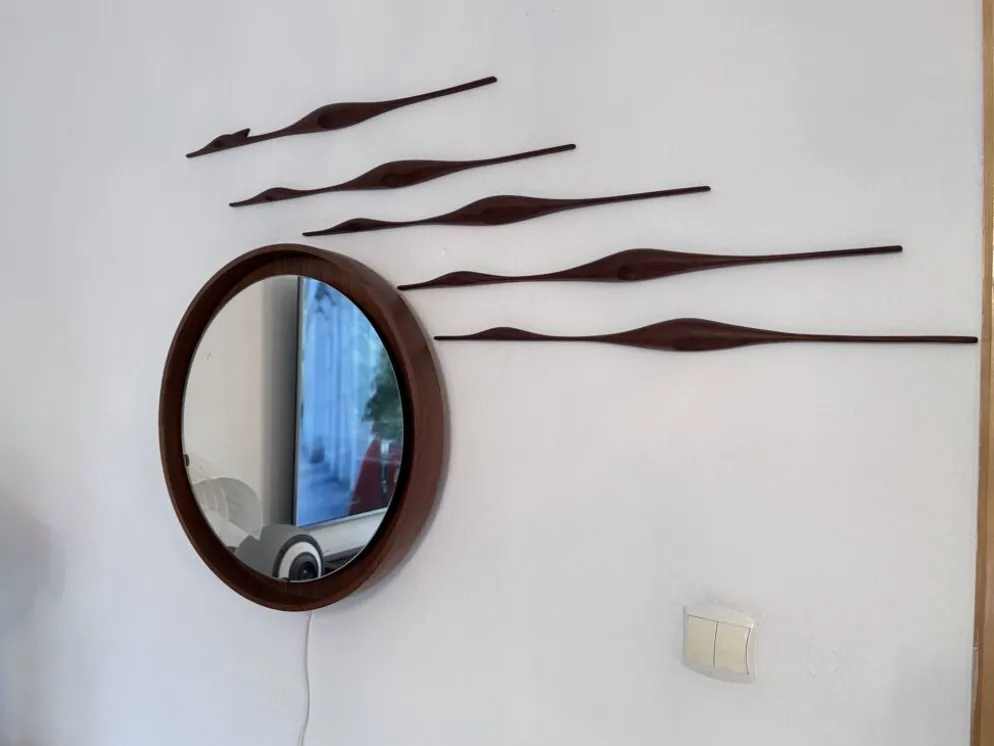 Ensemble de cinq oiseaux en teck pour décoration murale, Danemark, années 1960.
