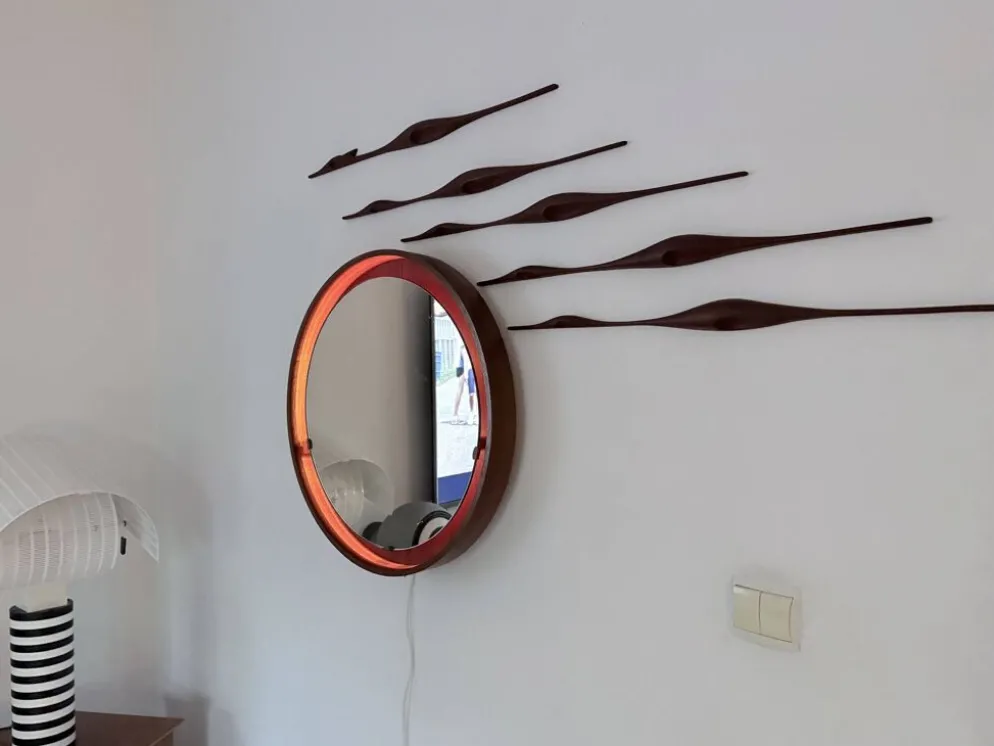Ensemble de cinq oiseaux en teck pour décoration murale, Danemark, années 1960.