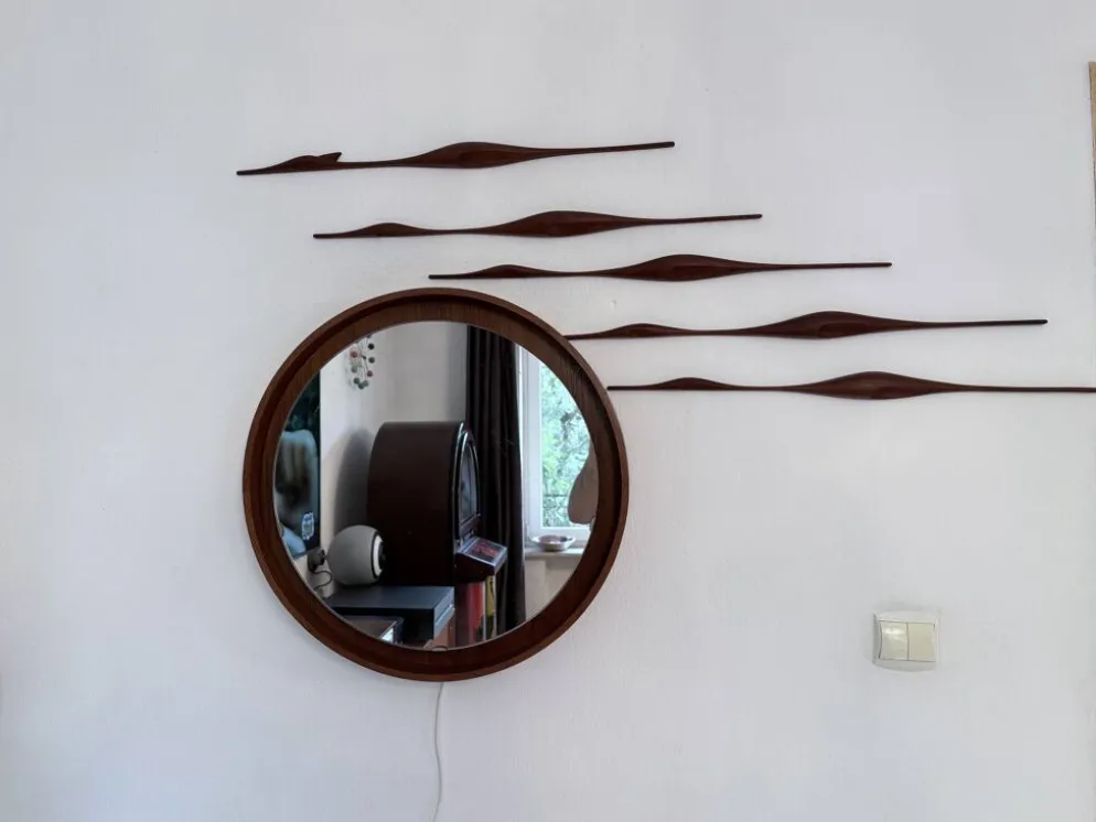 Ensemble de cinq oiseaux en teck pour décoration murale, Danemark, années 1960.