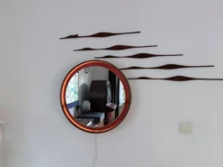 Ensemble de cinq oiseaux en teck pour décoration murale, Danemark, années 1960.