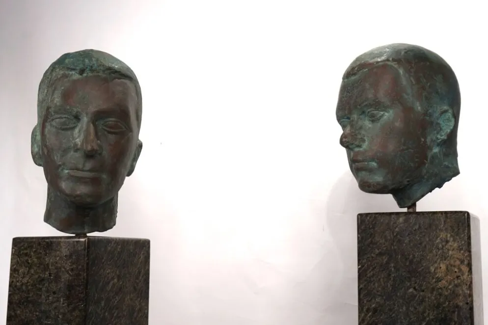 Ensemble de deux bustes en bronze sur stèles en granit par un élève de Georg Kolbe, 1925