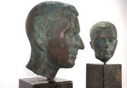 Ensemble de deux bustes en bronze sur stèles en granit par un élève de Georg Kolbe, 1925