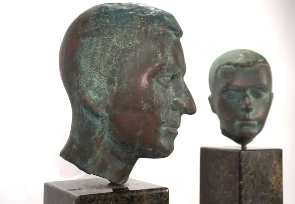 Ensemble de deux bustes en bronze sur stèles en granit par un élève de Georg Kolbe, 1925