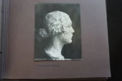 Ensemble de deux bustes en bronze sur stèles en granit par un élève de Georg Kolbe, 1925