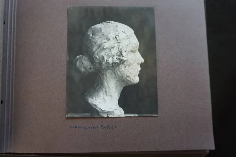 Ensemble de deux bustes en bronze sur stèles en granit par un élève de Georg Kolbe, 1925