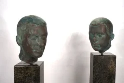 Ensemble de deux bustes en bronze sur stèles en granit par un élève de Georg Kolbe, 1925