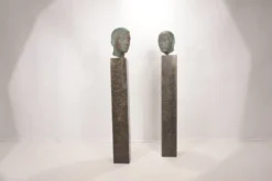 Ensemble de deux bustes en bronze sur stèles en granit par un élève de Georg Kolbe, 1925