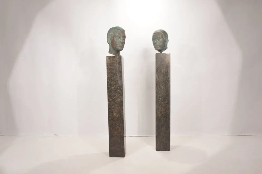 Ensemble de deux bustes en bronze sur stèles en granit par un élève de Georg Kolbe, 1925
