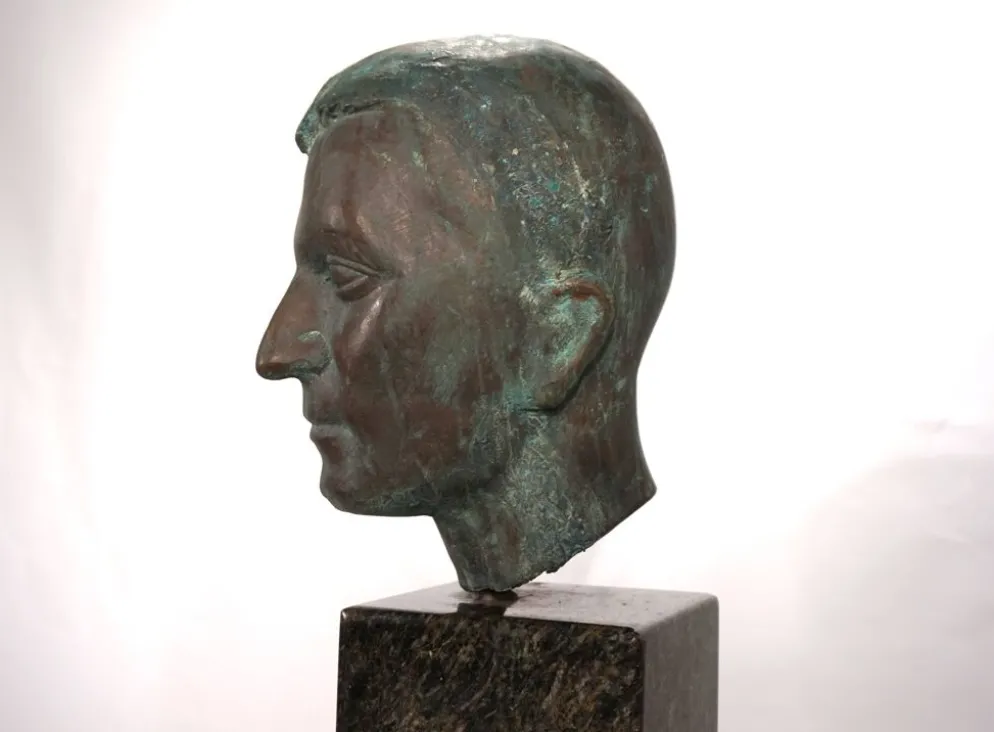 Ensemble de deux bustes en bronze sur stèles en granit par un élève de Georg Kolbe, 1925