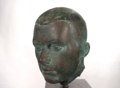 Ensemble de deux bustes en bronze sur stèles en granit par un élève de Georg Kolbe, 1925