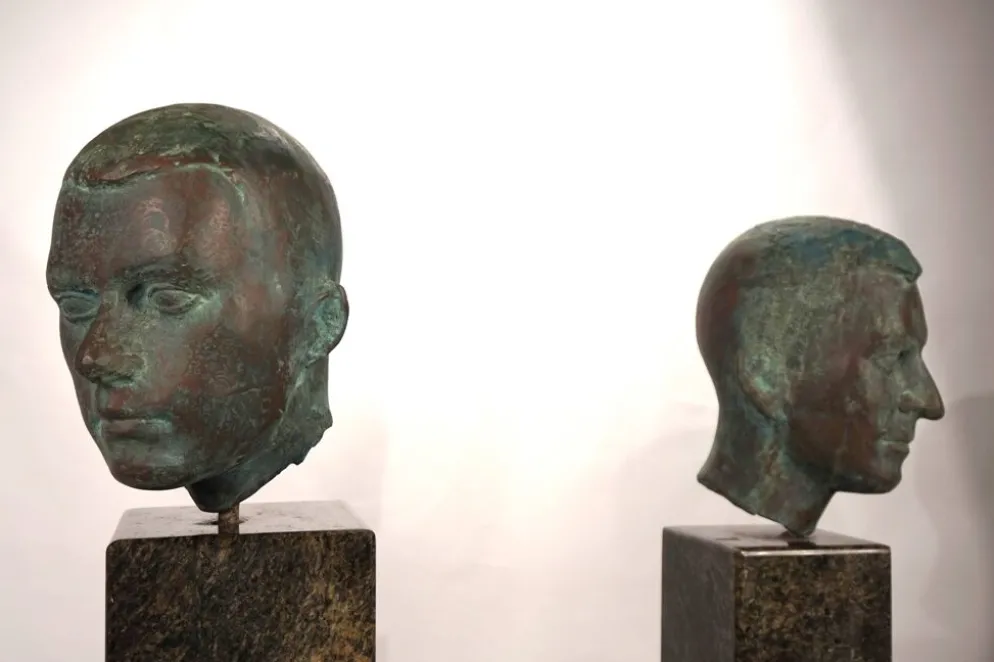 Ensemble de deux bustes en bronze sur stèles en granit par un élève de Georg Kolbe, 1925
