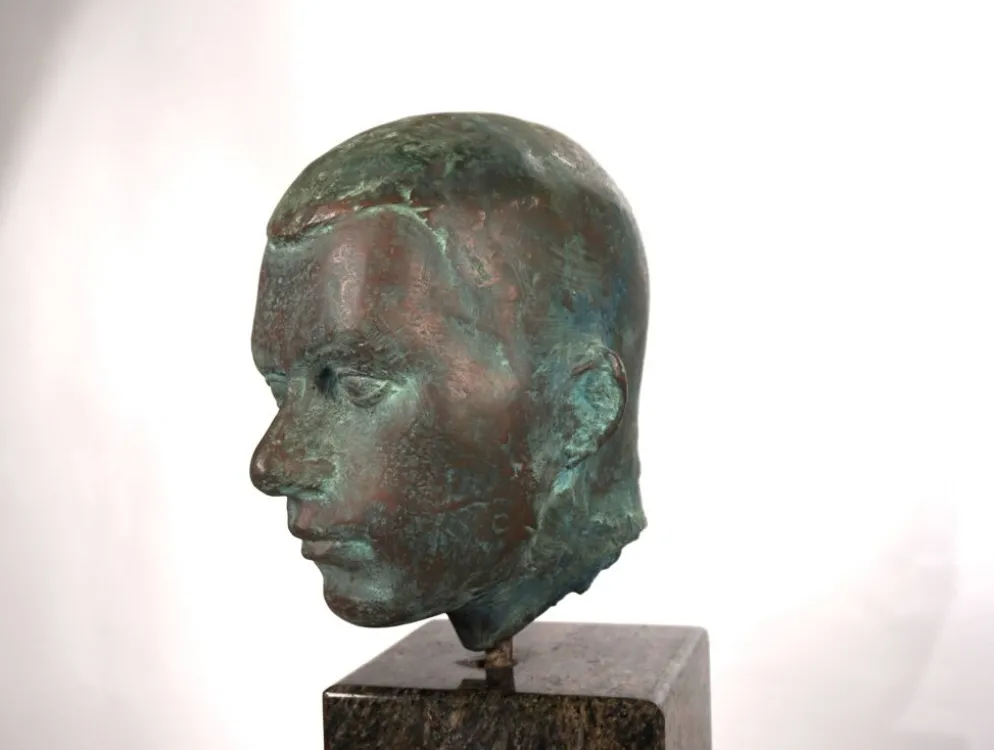Ensemble de deux bustes en bronze sur stèles en granit par un élève de Georg Kolbe, 1925