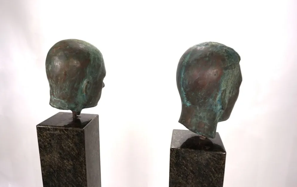 Ensemble de deux bustes en bronze sur stèles en granit par un élève de Georg Kolbe, 1925