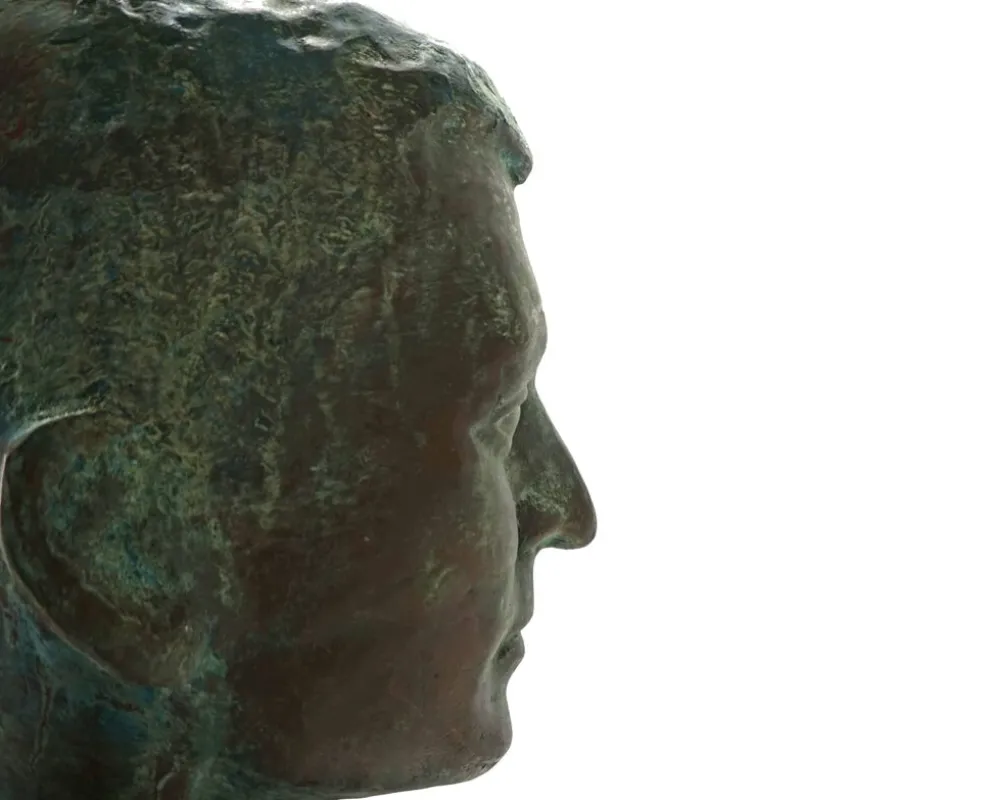 Ensemble de deux bustes en bronze sur stèles en granit par un élève de Georg Kolbe, 1925