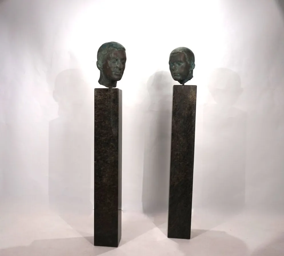 Ensemble de deux bustes en bronze sur stèles en granit par un élève de Georg Kolbe, 1925