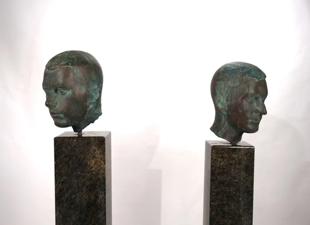 Ensemble de deux bustes en bronze sur stèles en granit par un élève de Georg Kolbe, 1925