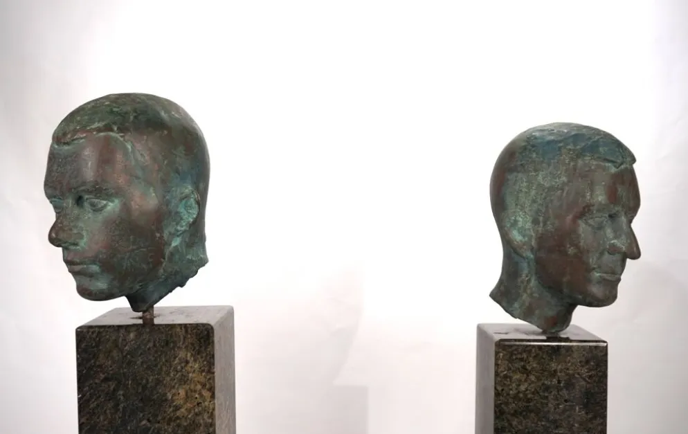 Ensemble de deux bustes en bronze sur stèles en granit par un élève de Georg Kolbe, 1925