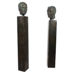 Ensemble de deux bustes en bronze sur stèles en granit par un élève de Georg Kolbe, 1925