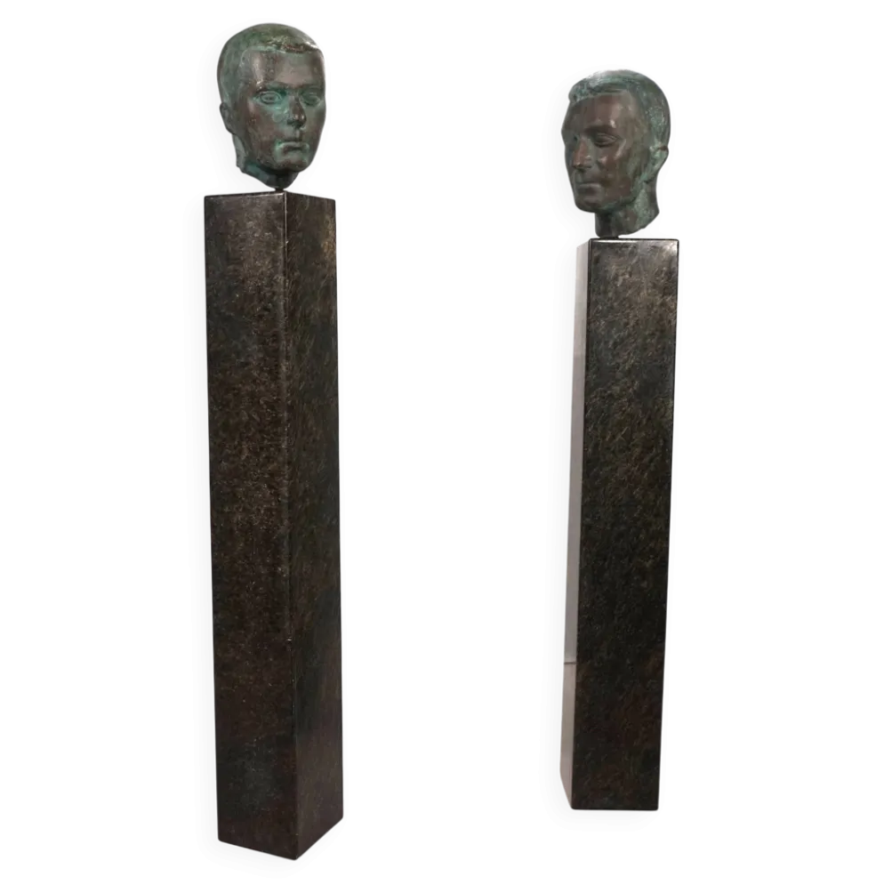 Ensemble de deux bustes en bronze sur stèles en granit par un élève de Georg Kolbe, 1925