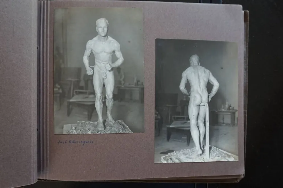 Ensemble de deux bustes en bronze sur stèles en granit par un élève de Georg Kolbe, 1925