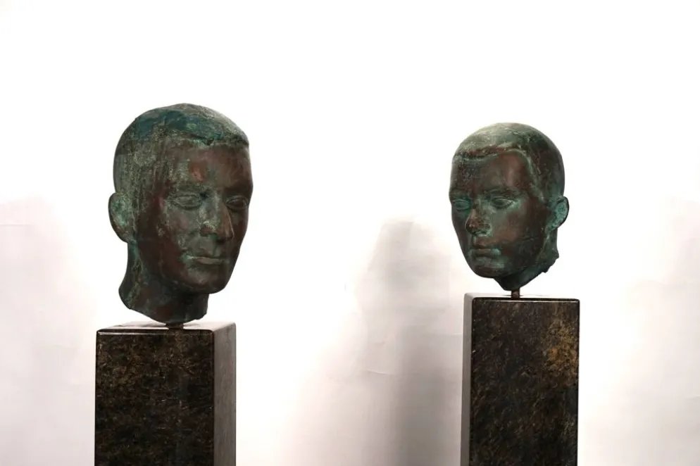 Ensemble de deux bustes en bronze sur stèles en granit par un élève de Georg Kolbe, 1925