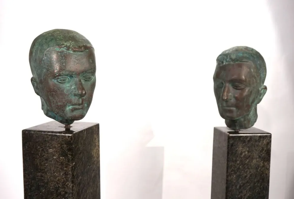 Ensemble de deux bustes en bronze sur stèles en granit par un élève de Georg Kolbe, 1925